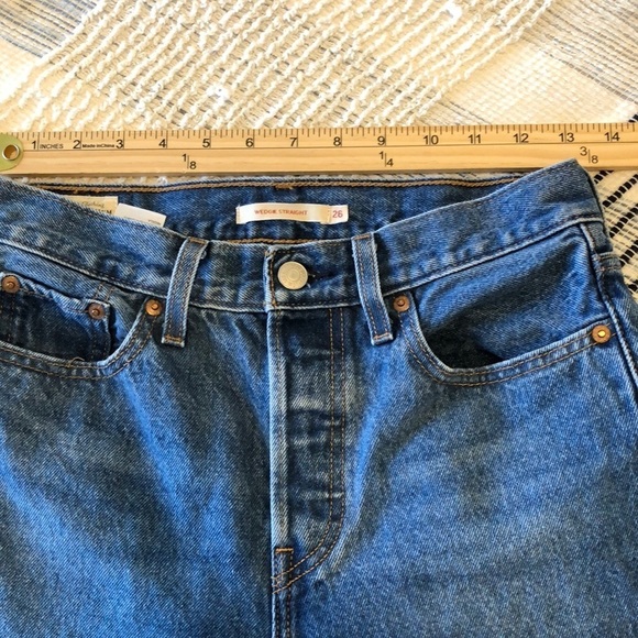 Levi's Womens Jeans Sz 26 Wedgie Straight Med Wash Distressed Denim Casual Thick - Picture 5 of 8